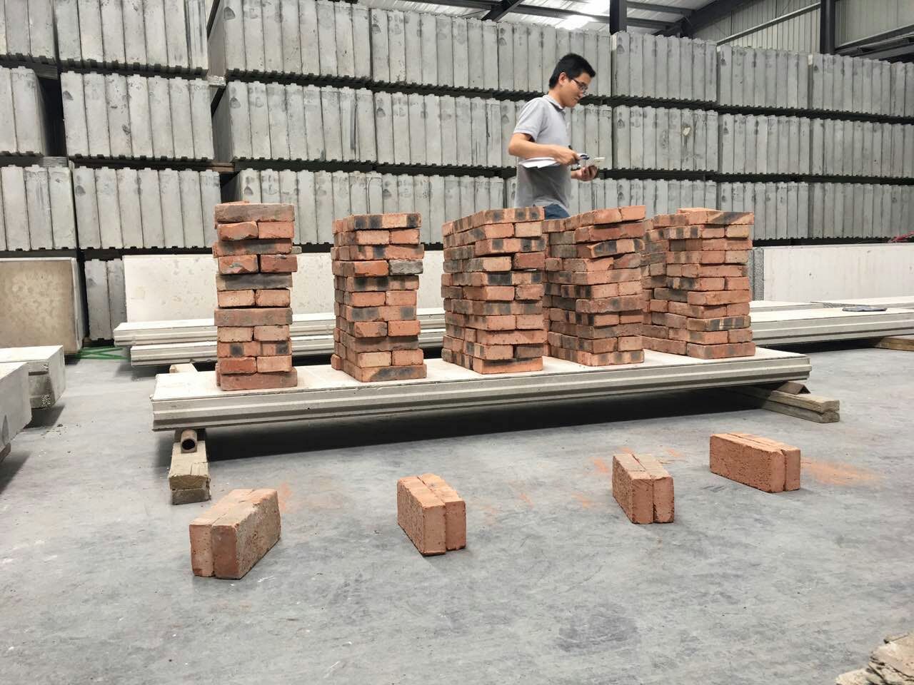 復(fù)合墻板承重實(shí)驗(yàn)展示